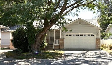 Building Photo - 3 Bedroom / 3 Bath Home in Millcreek!
