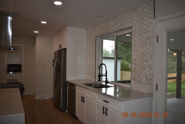 Building Photo - 4 bedroom / 3 bath / Beautifully Updated