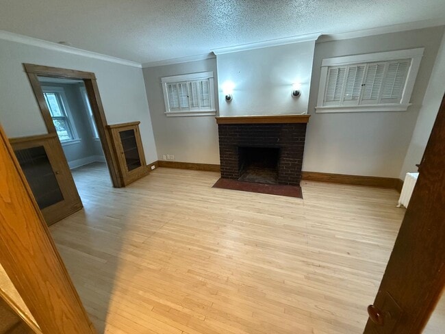 Building Photo - 6 bedroom 2 bath