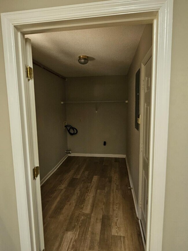 Building Photo - 119 Maple Creek Dr