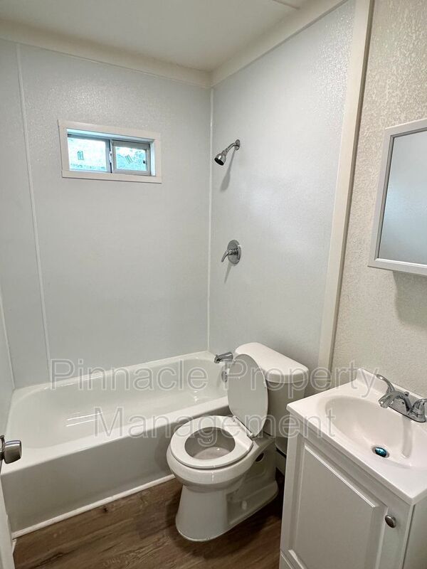 Building Photo - 717 E Harris Ave