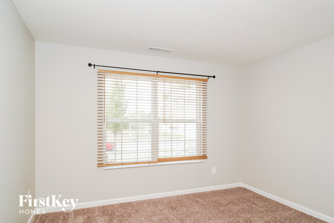 Building Photo - 1623 Woodside Cir