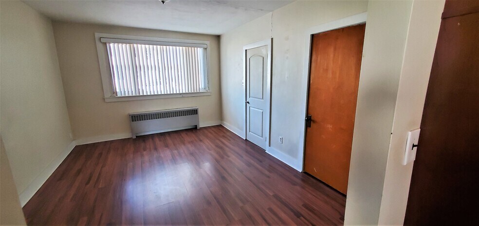 Living Room - 529 S Main St