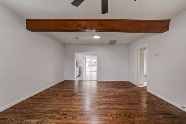 Building Photo - Move in Special! Stylish 3/1 Newly Renovat...