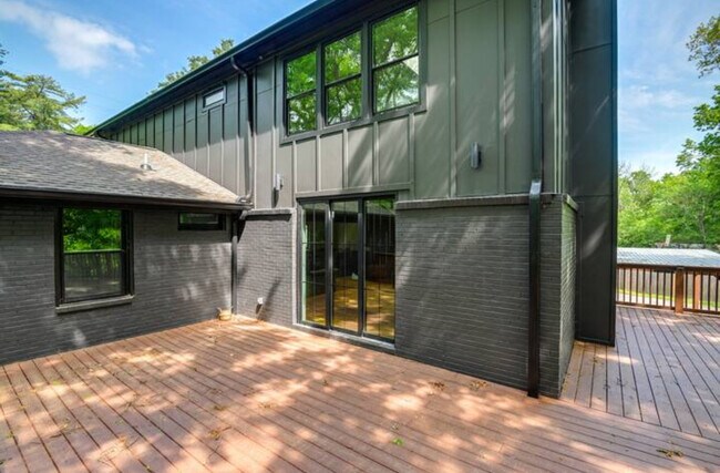 Building Photo - 930 Downey Dr