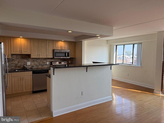 Building Photo - 200-10 Lombard St