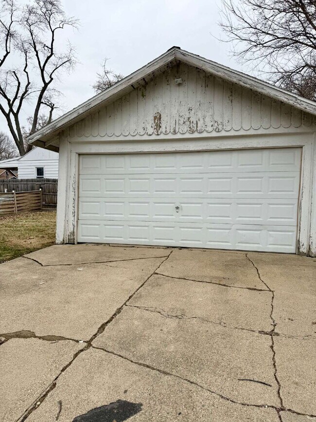 Building Photo - 3 Bedroom with a bonus room, 1 Bath Available!