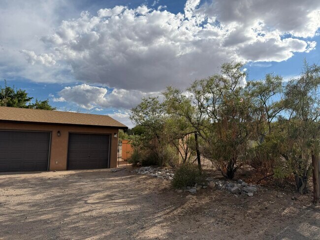 Building Photo - 675 Camino Arco Iris