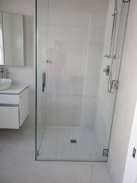 Building Photo - 3004 Kelton Ave