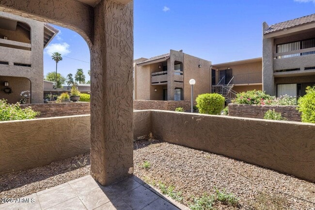 Building Photo - 3825 E Camelback Rd