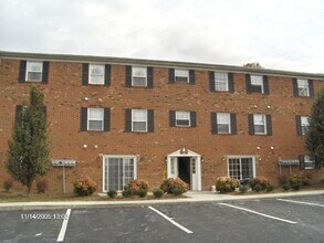 Building Photo - 2 Bedroom 1 Bath Condo