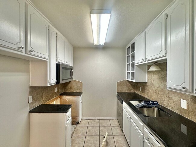 Building Photo - Stoneridge Duplex 454/452