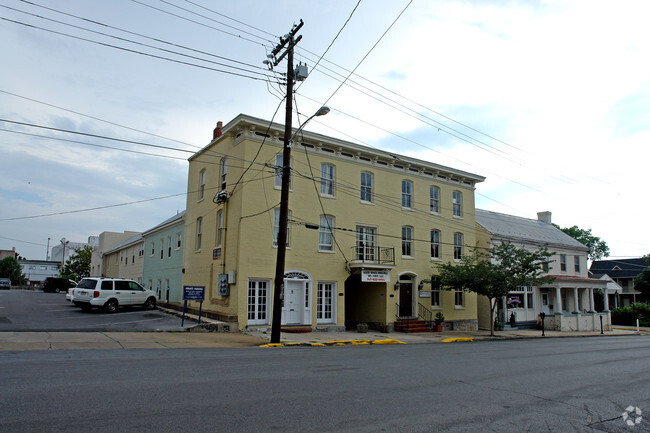 Building Photo - The St. Ives