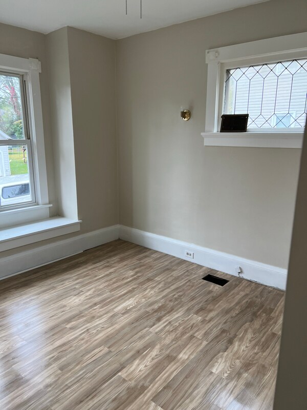 Building Photo - 505 6th St NE