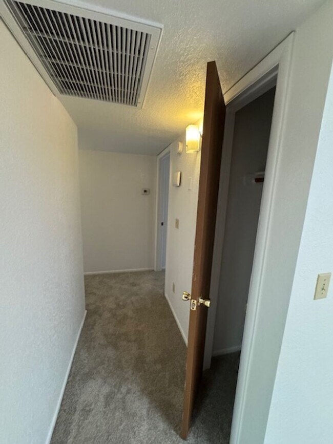 Building Photo - 264 E Scheibe Way