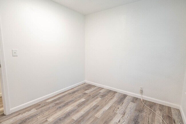 Building Photo - 1118 Louise Dr