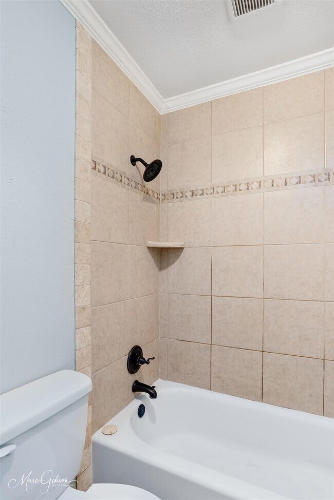 Building Photo - "Charming 3-Bed Sanctuary with 2 Full Bath...