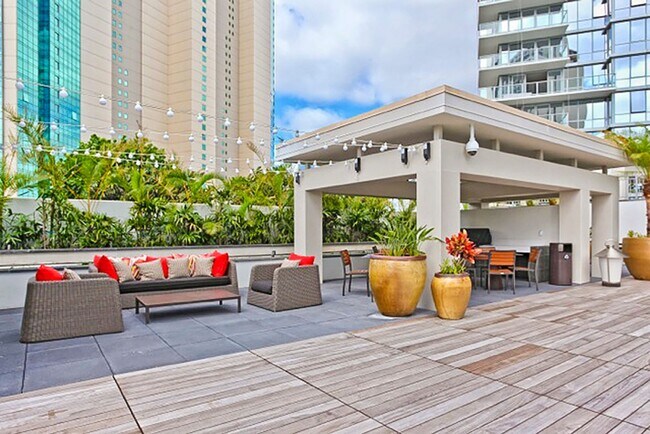 Building Photo - Luxurious Convenience in the Heart of Honolulu - Waihonua 2904