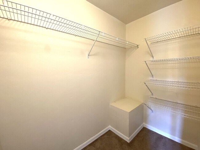 Building Photo - Kensington North #1608 - Pet Friendly!