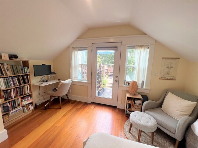 Building Photo - 44 Rockview St