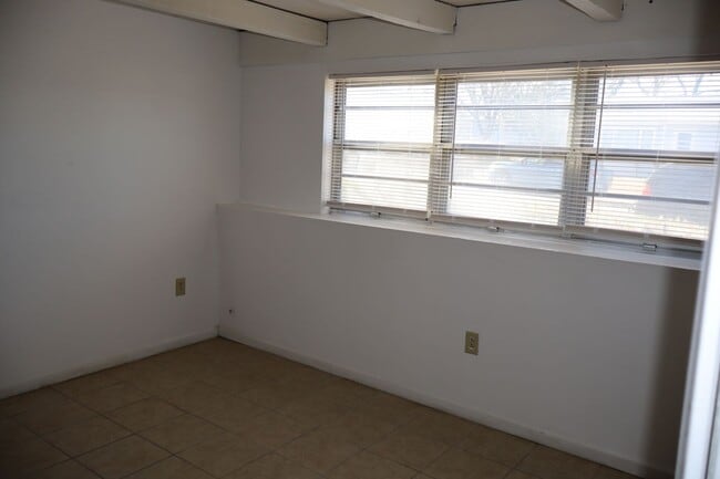 Building Photo - 2306 Tremaine Dr