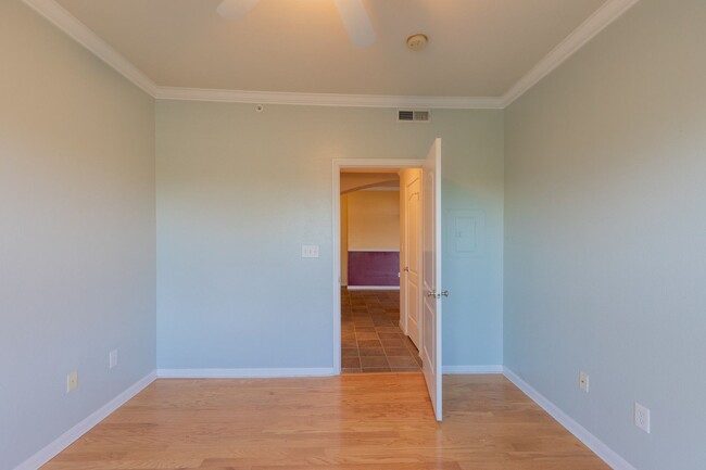 Building Photo - Gorgeous 2/BR 2/BA Single-Family Home in A...
