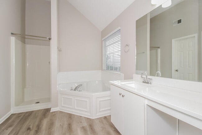 Building Photo - 550 Gardinia Dr