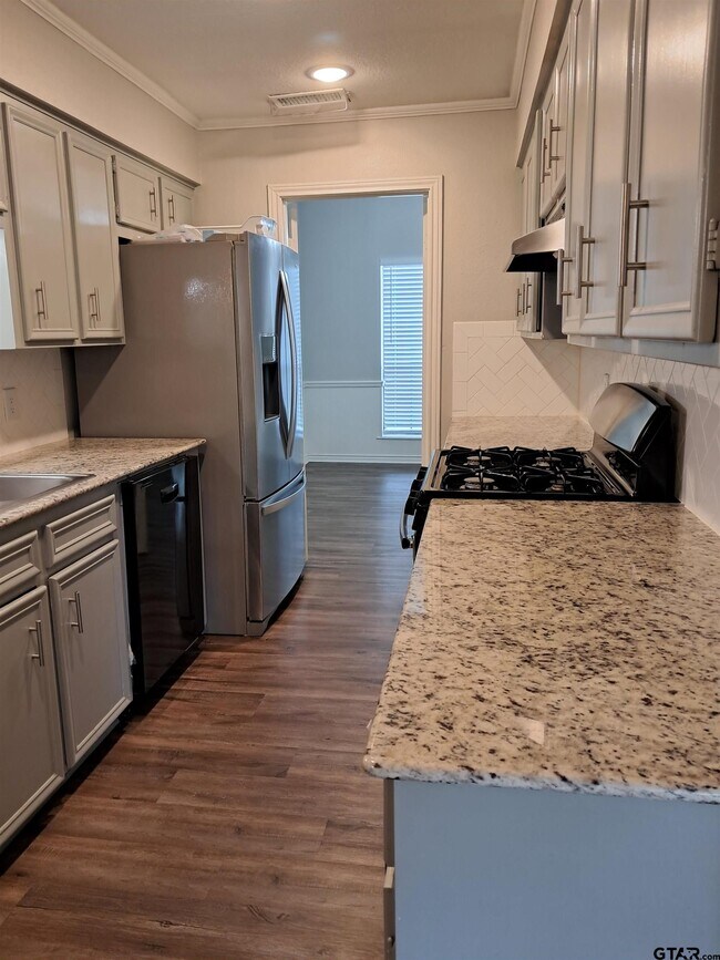 Building Photo - 704 Becky Dr