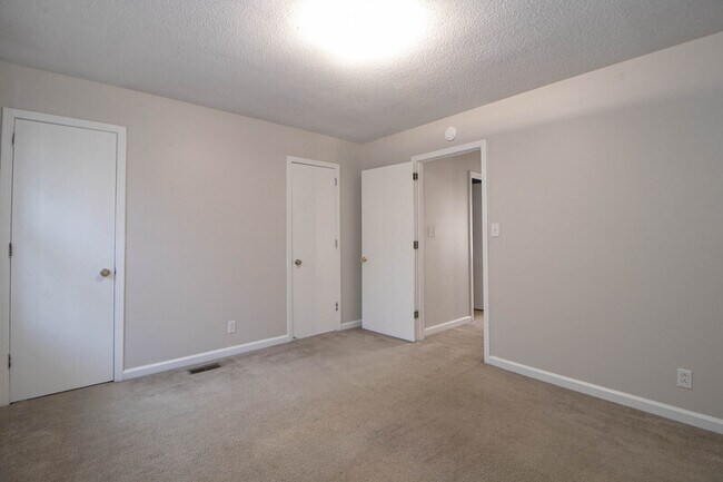 Building Photo - 814 Golf View Pl