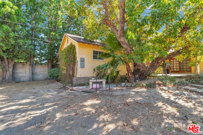 Building Photo - 9322 Lasaine Ave