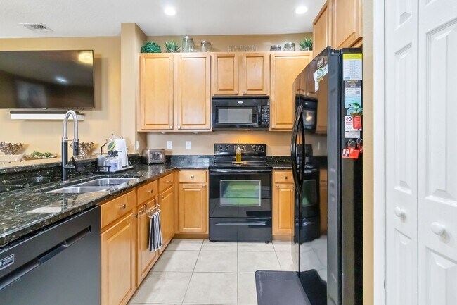 Building Photo - Exquisite & Breathtaking 2 Bedroom 2 Bath Condo Fully Furnished
