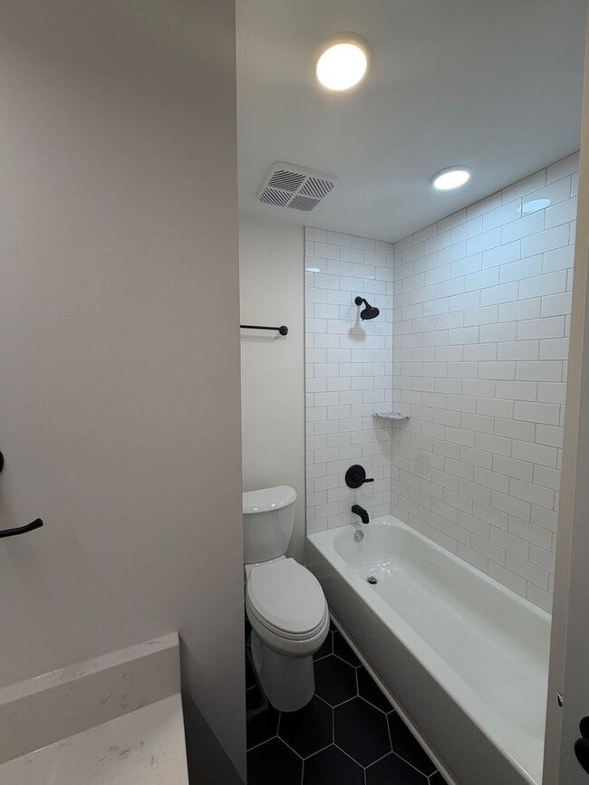 Building Photo - Spacious 2 bedroom Condo Uptown Charlotte  .( 500.00 off if you Move in by April 1, 2026)