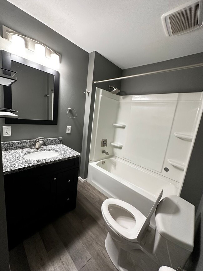 Building Photo - 3BR Single Family Home Available NOW on Eau Claire's Northside!