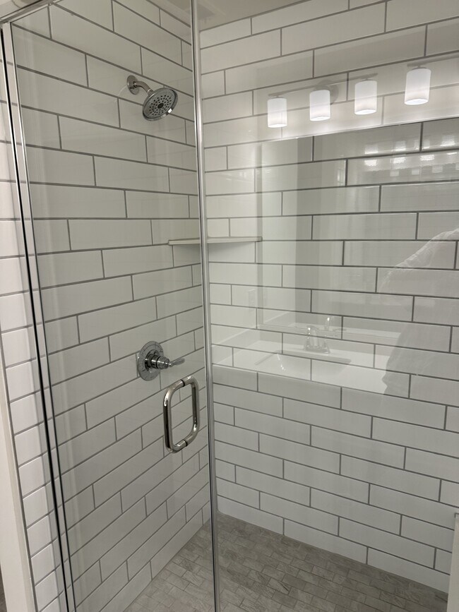 Building Photo - 1027 S Point Rd