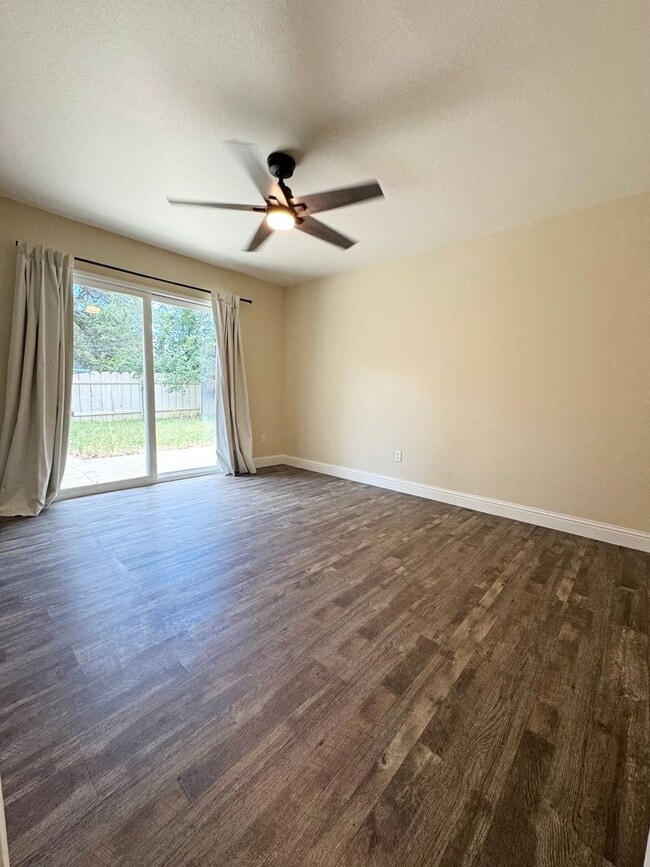 Building Photo - Private Renovated Home in Westside Redding