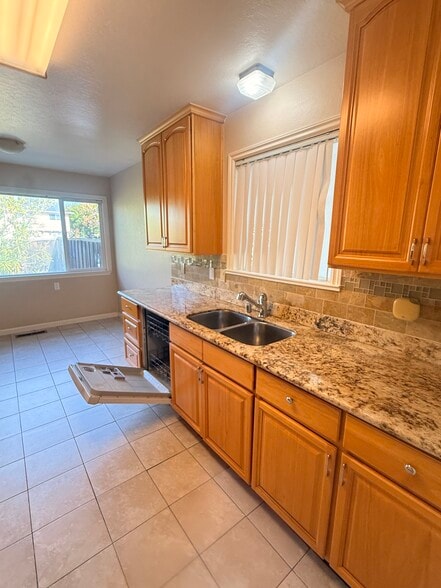 Building Photo - 1371 Kingfisher Way