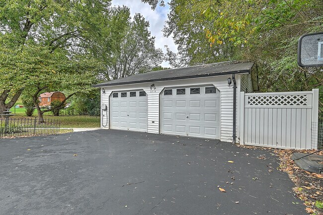 Building Photo - 2708 Schumway Dr