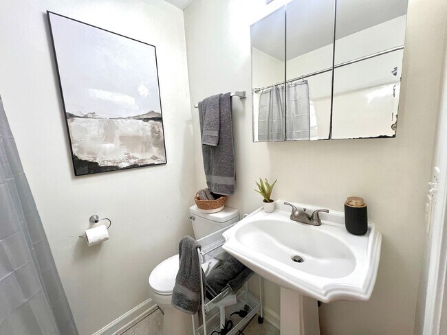 Building Photo - 707 Bagwell Ct