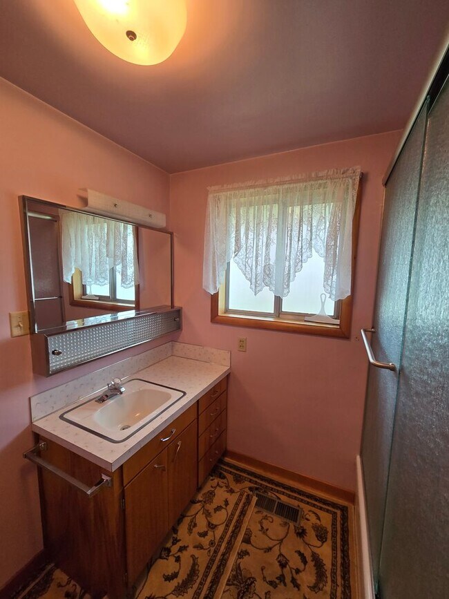 Building Photo - Pet Friendly 3 Bed / 2Bath Home with 2 Gar...