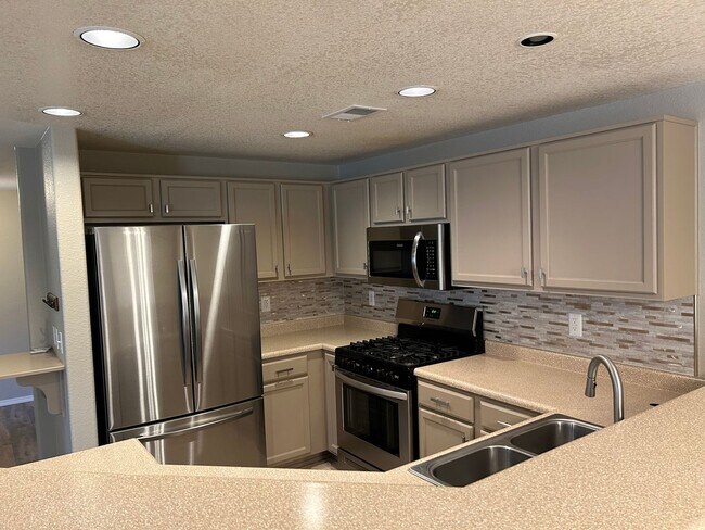 Building Photo - Charming Condo | 2 Bed / 2 Bath | Garage |...