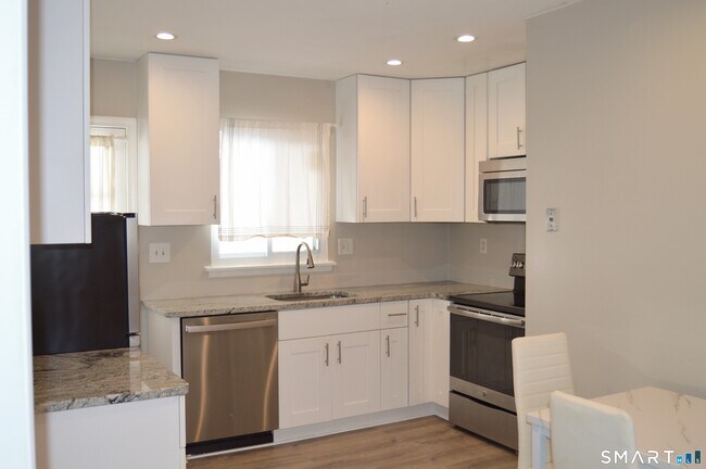 Building Photo - 1660 Farmington Ave