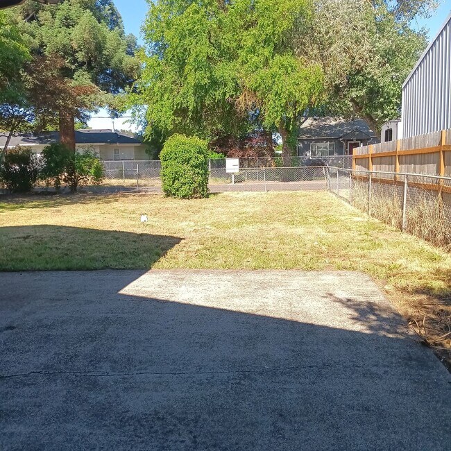 Building Photo - Great Home & Office is Ready for you in Jefferson!