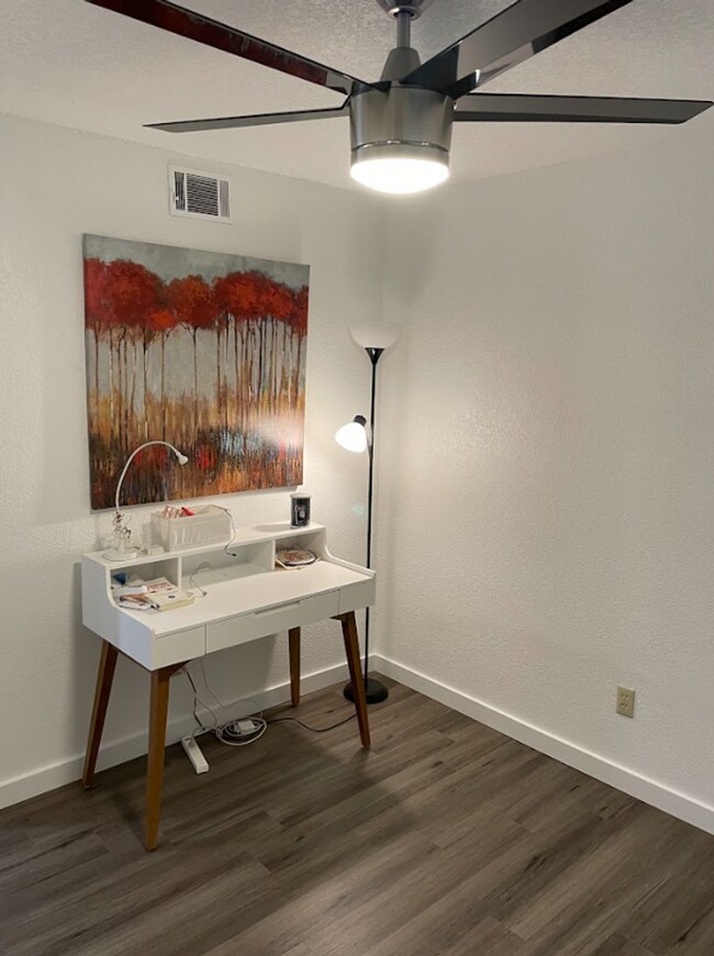 Building Photo - For Rent: Beautifully Remodeled 2 Bed, 2 B...