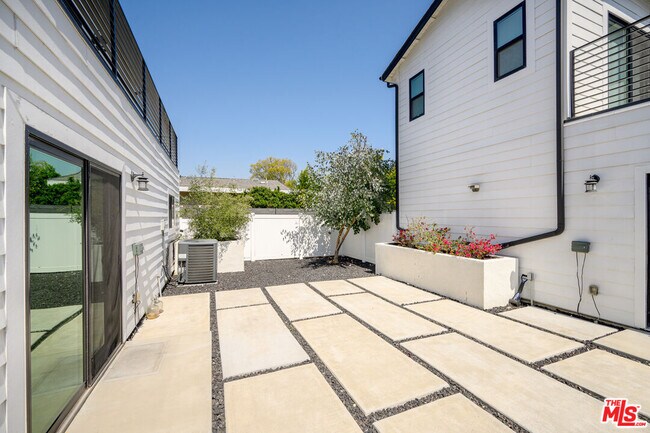 Building Photo - 5826 Craner Ave