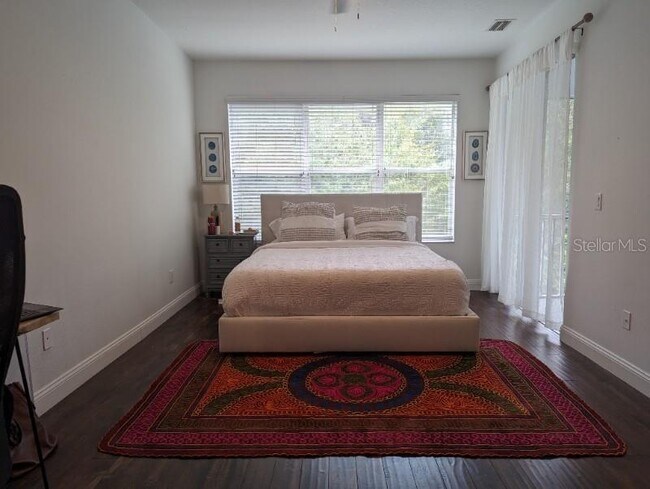 Building Photo - 2142 Park Crescent Dr