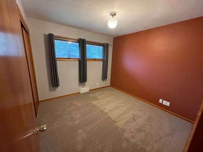 Building Photo - Beautiful 3 bedroom house