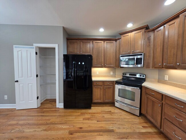 Building Photo - Holiday SPECIAL!! $500 OFF Your Move-In Co...