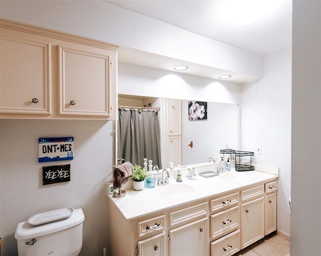 Building Photo - 1111 Doral Ln
