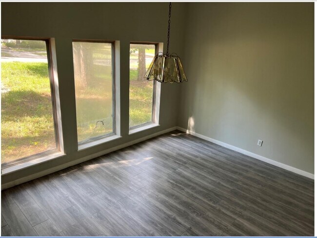 Building Photo - 6123 Northway Dr