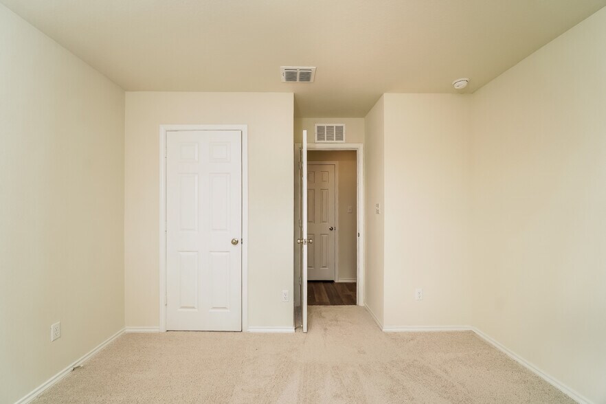 Building Photo - 819 Retama Pass